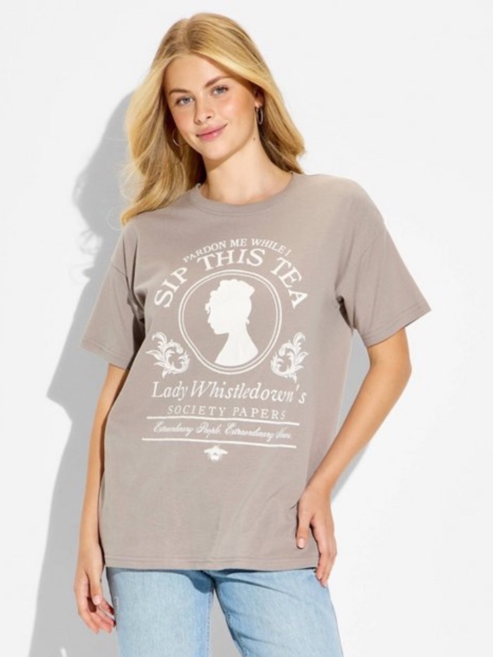 NWT Bridgerton Lady
Whistledown Oversized Short Sleeve Graphic T-Shirt Taupe- M